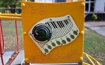 Sensoryczny, elektroniczny panel muzyczny pianiono. Plac zabaw w Skarżysku-Kamiennej.